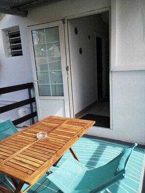 Outdoor dining - quiet studio in saint clotilde (Sainte-Clotilde)