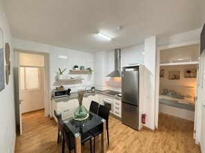 Jääkaappi, mikroaaltouuni, uuni, liesi