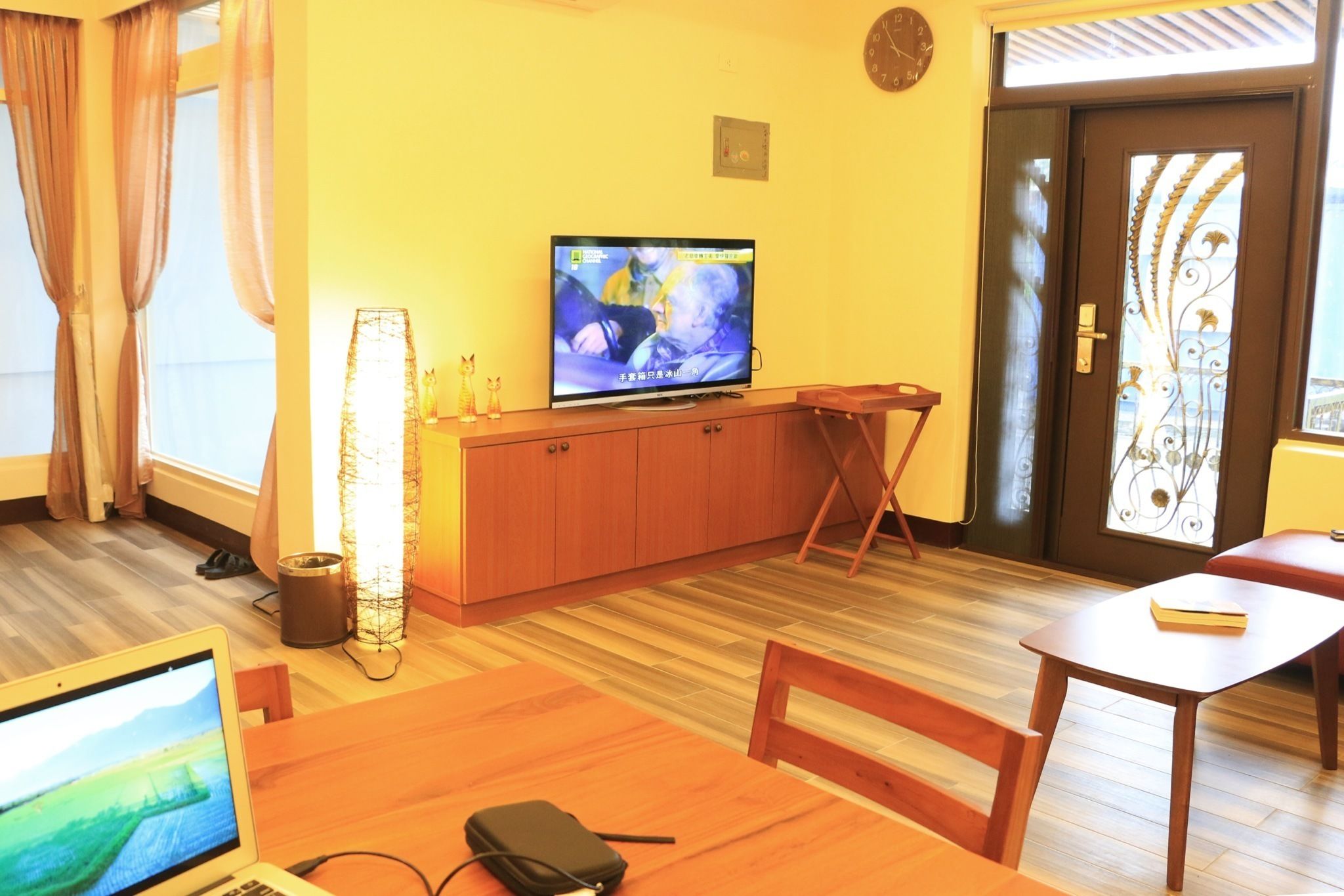 32 インチの薄型テレビ (デジタル放送視聴可)、テレビ