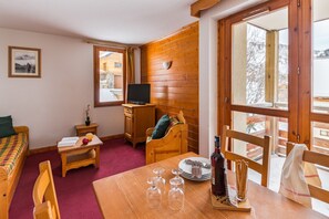 TV, fireplace - Appart  Ski aux Pieds | Accès Piscine + Sauna (Valloire)