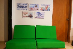 奢华顶层房, 多张床, 无烟房 | 起居区 | 平板电视