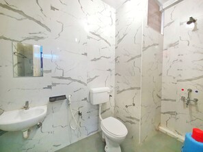 Shower, free toiletries, towels - S M Mansion near Harbour & High court (Chennai)