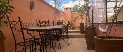 屋外ダイニングエリア