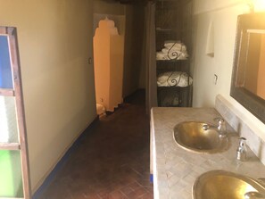 Douche, sèche-cheveux, serviettes fournies, savon