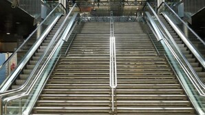Une série d’escaliers mécaniques dans un bâtiment public.
