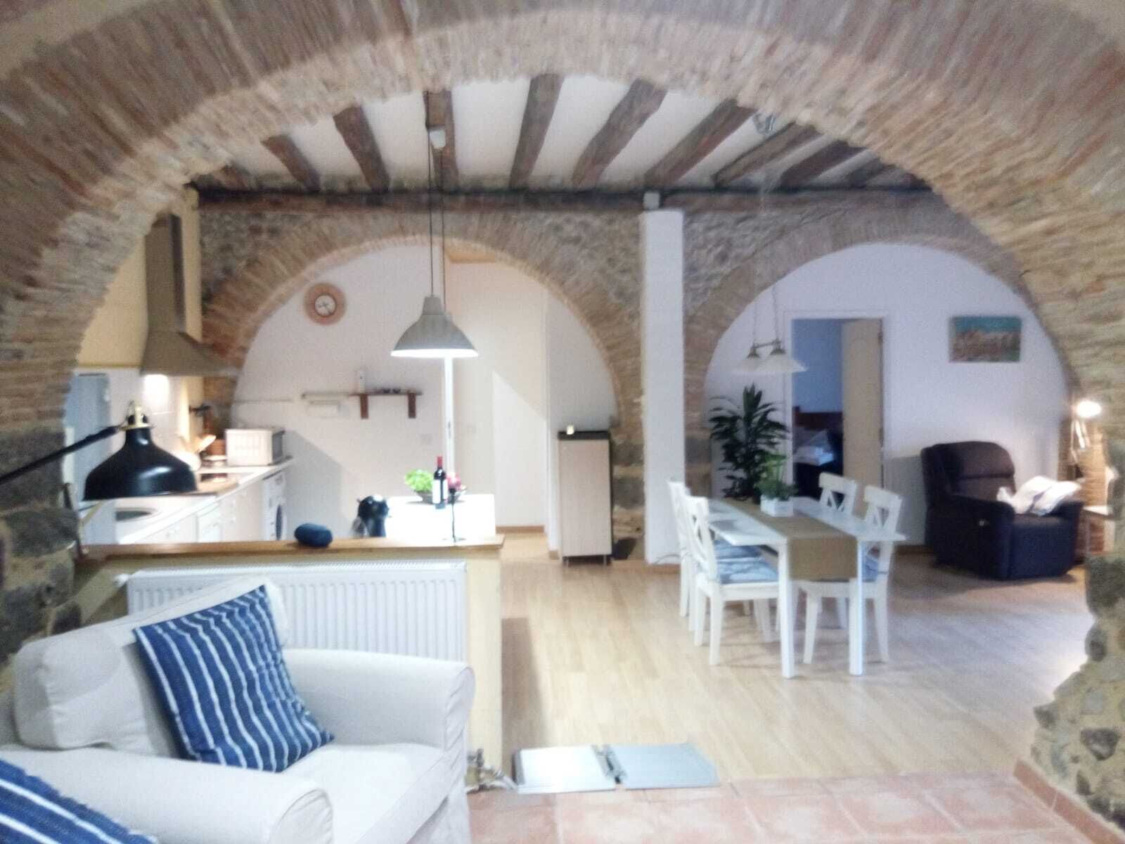 Älytelevisio, takka, kirjoja