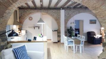 Una Smart TV, una chimenea, libros