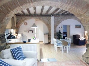 Smart TV, chimenea y libros