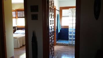 3 makuuhuonetta, silitysrauta/-lauta, vuodevaatteet