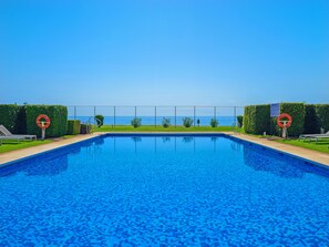 Een buitenzwembad en een verwarmd zwembad