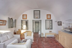 TV, stereo - Nautilus,3 bedroom character villa with outdoors jacuzzi and fantastic sea views (Firostefani)