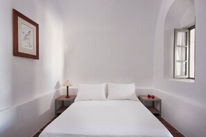 3 bedrooms, desk, iron/ironing board, travel cot - Nautilus,3 bedroom character villa with outdoors jacuzzi and fantastic sea views (Firostefani)