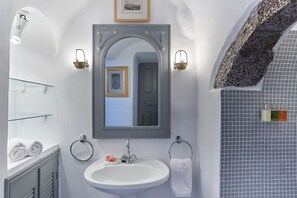 Hair dryer, towels - Nautilus,3 bedroom character villa with outdoors jacuzzi and fantastic sea views (Firostefani)