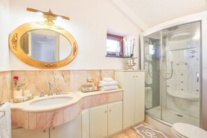 Shower, hair dryer, bidet, towels