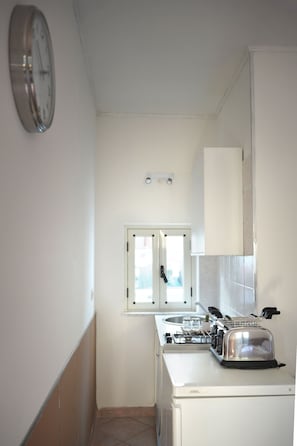 Kühlschrank, Herdplatte, Wasserkocher mit Kaffee-/Teezubehör