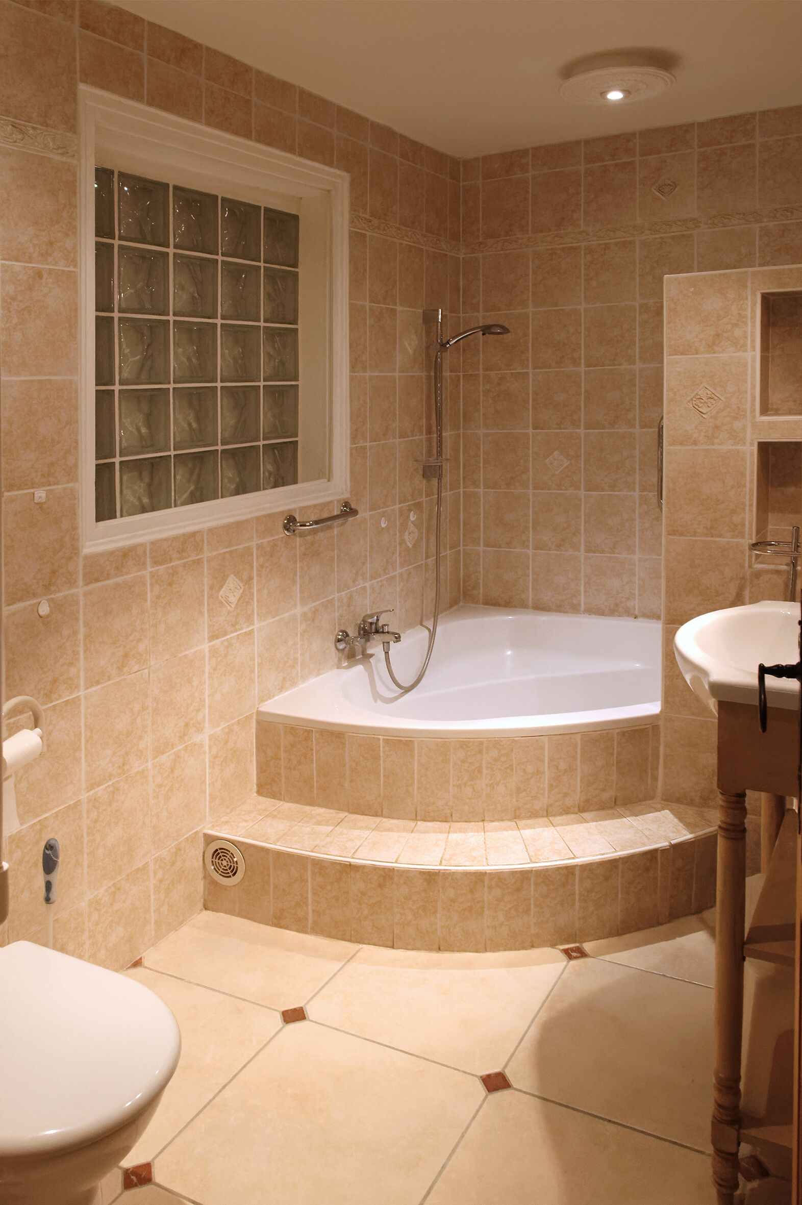 A bathroom with a bathtub, toilet, and sink.