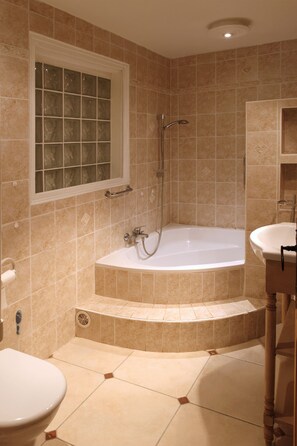 Bathtub, towels