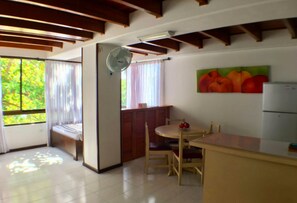 大冰箱、炉灶、厨具/餐具、餐桌