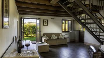 Fernseher, Kamin, Tischfußball, Tischtennisplatte