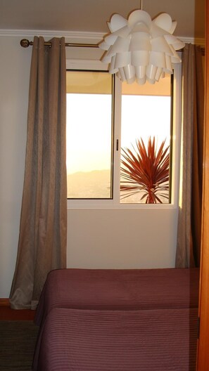 2 bedrooms, iron/ironing board, travel crib, WiFi - Splendid view! Warm apartment, garden and barbecue!  (Funchal)