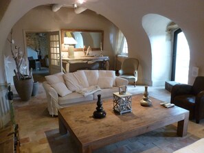 Smart TV, fireplace, books, stereo