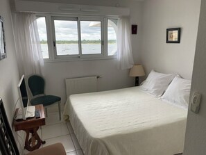 1 habitación, tabla de planchar con plancha y cuna de viaje 