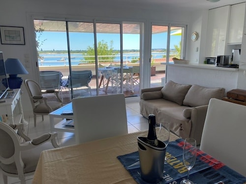 Prestigious south facing apartment on a beach in Arcachon