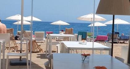 Huoneistossa terassi ja näkymät merelle, kaupunkiin ja vuorille