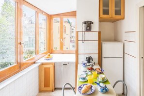 Frigorifero, microonde, forno, piano cottura