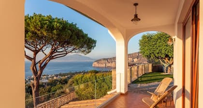 Huvila, josta on upeat näkymät Sorrentoon, uima-allas, autopaikka, grillipaikka ja ulkokeittiö