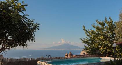 Villa mit unglaublichem Blick auf Sorrent mit Swimmingpool, Parkplatz, Grillplatz und Außenküche