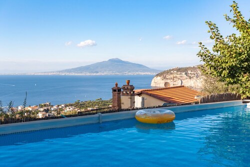 Villa avec vue incroyable sur Sorrente avec piscine, parking, barbecue et cuisine extérieure