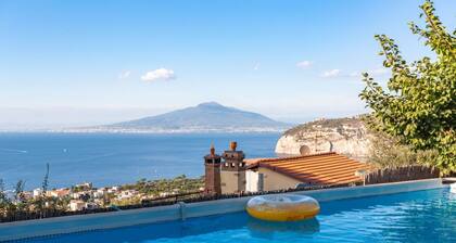 Villa avec vue incroyable sur Sorrente avec piscine, parking, barbecue et cuisine extérieure