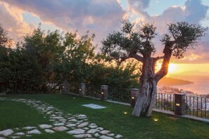 A tree-lined pathway leading to a scenic overlook with a sunset view. - MyExclusiveItaly - Luxury Villa with breathtaking Seaview,pool,BBQ (Sorrento)