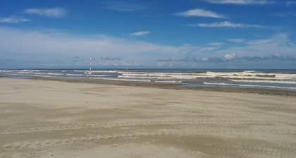 LUMINOUS, LARGE AND COMFORTABLE APARTMENT NEAR THE SEA