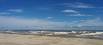 LUMINOUS, LARGE AND COMFORTABLE APARTMENT NEAR THE SEA