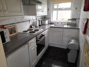 冷蔵庫、電子レンジ、オーブン、コンロ