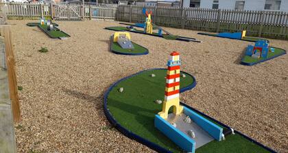 Pet-Friendly 2-Bed Chalet: Near Broads & Short Walk to Beach