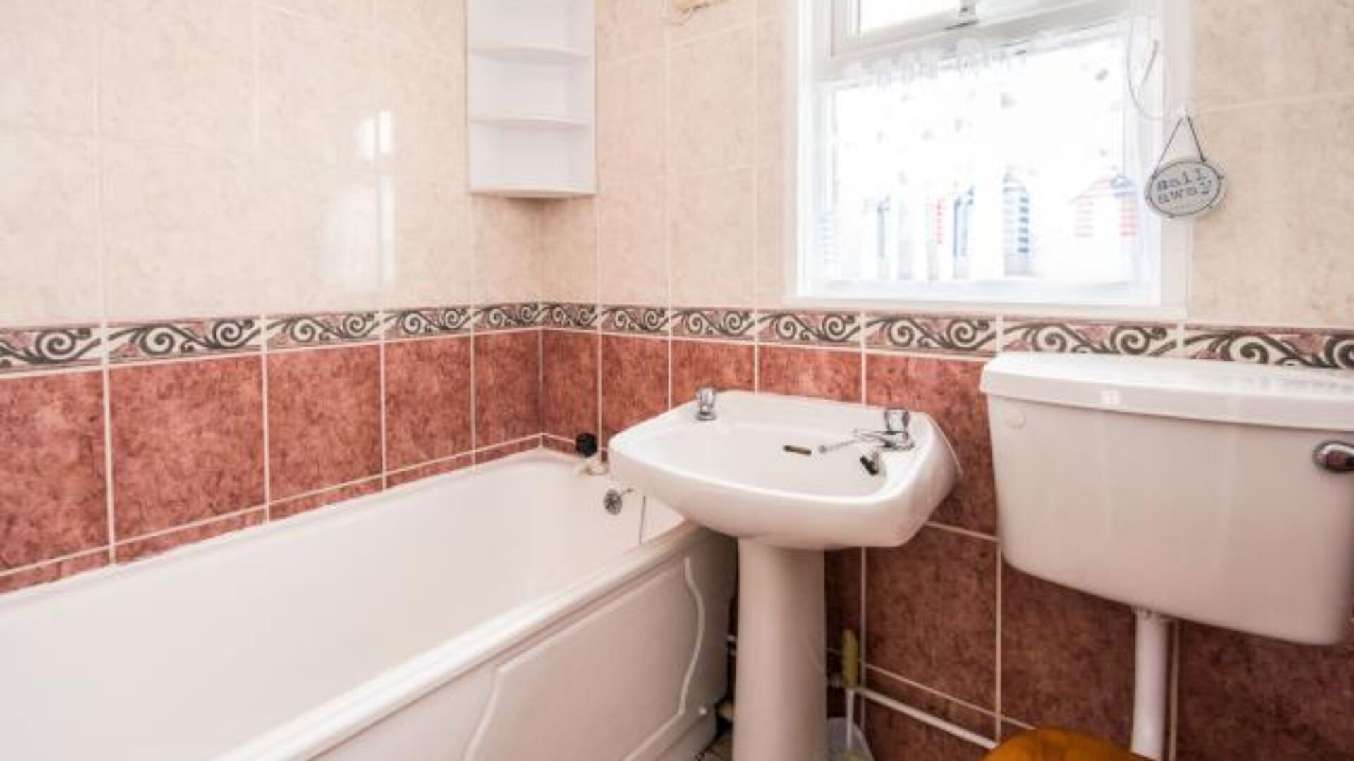 Kombinert dusj/badekar, håndklær, såpe og toalettpapir