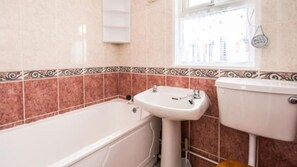 Ensemble douche/baignoire, serviettes fournies, savon, papier toilette