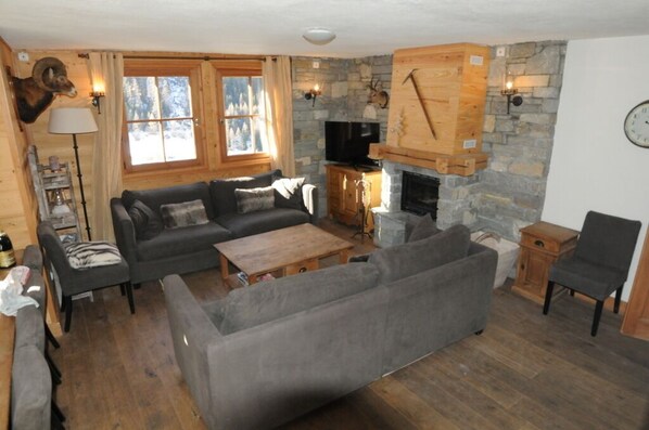 Fernseher, Kamin, DVD-Player