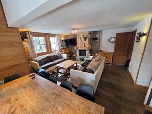 Fernseher, Kamin, DVD-Player