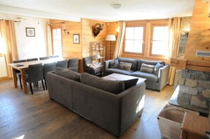 Fernseher, Kamin, DVD-Player