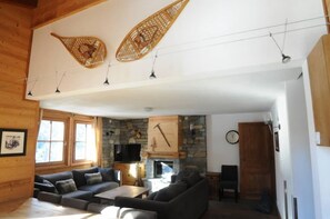 TV, fireplace, DVD player - Typical chalet, combining the charm of wood and stone, overlooking the Isère river  (Tignes)