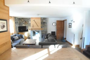 TV, fireplace, DVD player - Typical chalet, combining the charm of wood and stone, overlooking the Isère river  (Tignes)