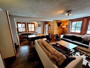 Fernseher, Kamin, DVD-Player