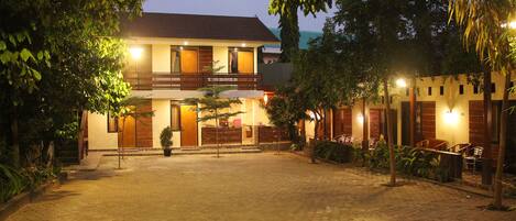 Facciata della struttura - sera/notte