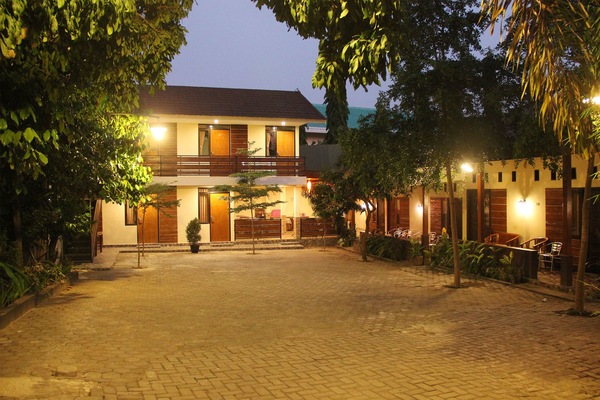 Bagian depan properti - sore/malam