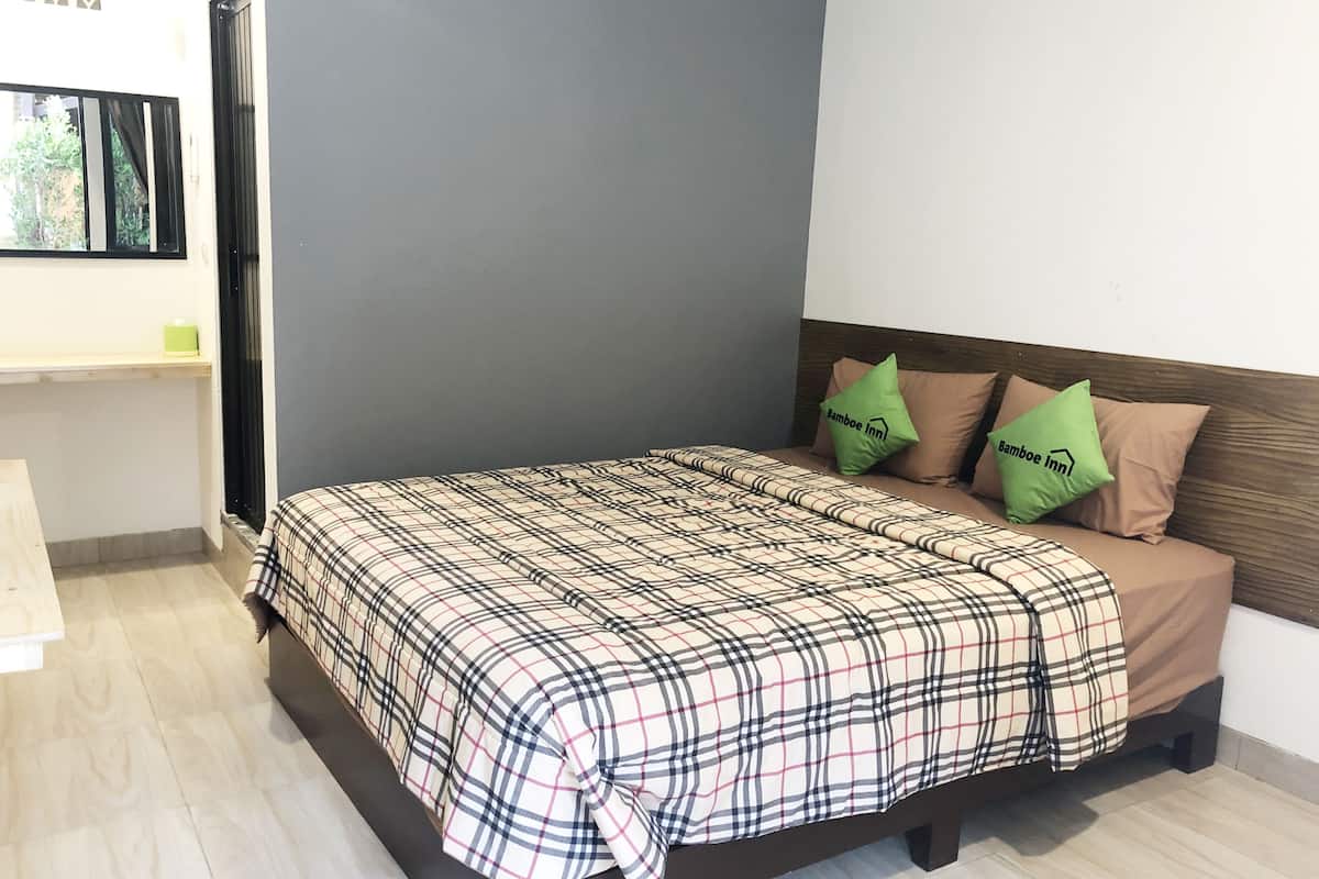Desk, laptop workspace, free WiFi, bed sheets