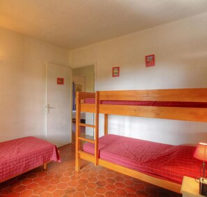 4 habitaciones, tabla de planchar con plancha y cuna de viaje 